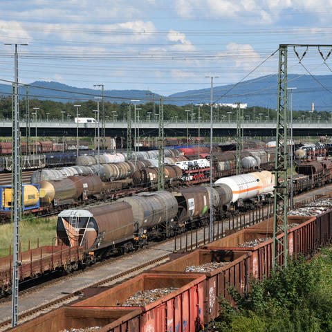 Zahlreiche Güterwaggons stehen auf dem Rangierbahnhof in Mannheim. (Foto: dpa Bildfunk, picture alliance / Rene Priebe/dpa | Rene Priebe)
