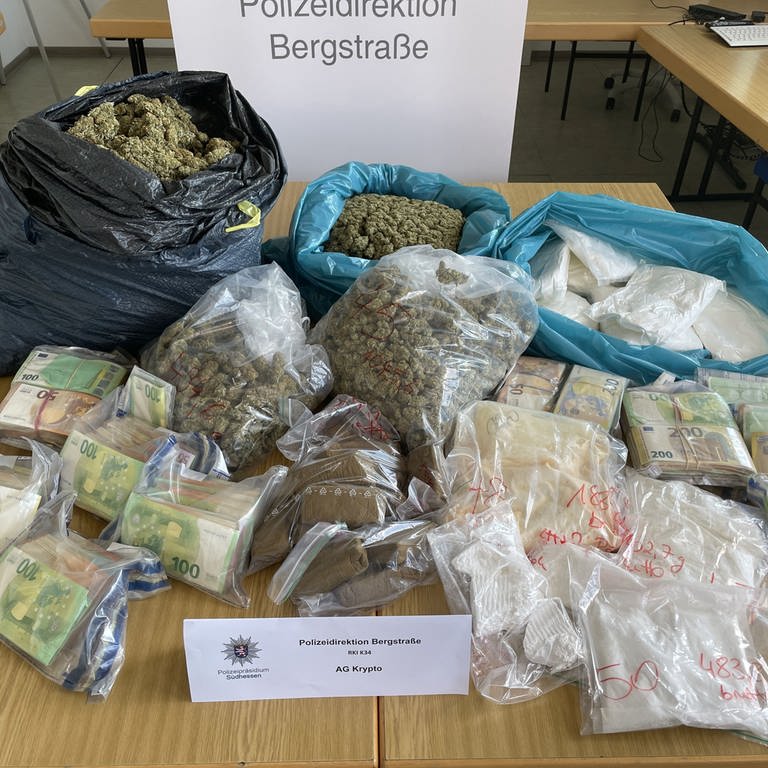 Päckchen mit Bargeld und Säcke voll mit verschiedenen Drogen (Foto: Polizeipräsidium Südhessen)