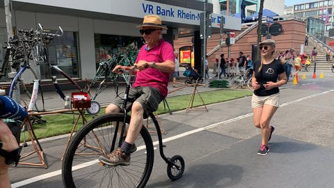 Es gibt zahlreiche Mitmachaktionen bei dem Fahrradfestival "Monnem Bike" in der Mannheimer Innenstadt. Unter anderem auch das Fahren auf einem antiken Hochrad, das hier ein Besucher ausprobiert. (Foto: SWR)
