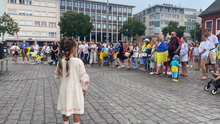 In Mannheim und Heidelberg sind mehrere hundert Menschen zum Unabhängigkeitstag der Ukraine auf die Straße gegangen.  (Foto: SWR)