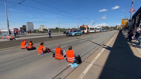 Klima-Aktivisten kleben sich an der Konrad-Adenauer-Brücke fest und blockieren den Verkehr (Foto: SWR)