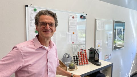 Jörg Schuchardt, Rektor der Waldschule in Büro vor Zettelwand und Kaffeemaschine (Foto: SWR)