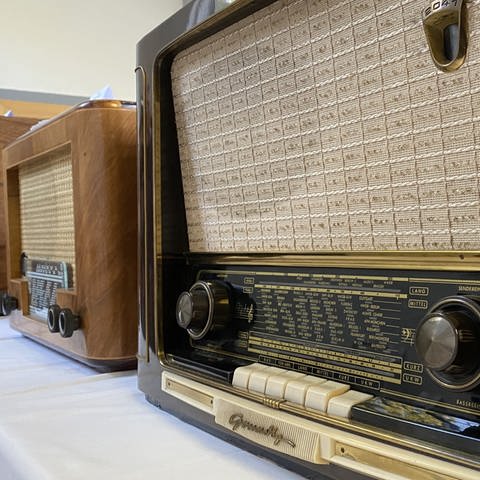 Historische Radiogeräte im Ketscher Heimatmuseum (Foto: SWR)