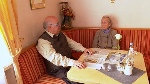 Seniorin und Mann am Tisch in Hotel (Foto: SWR)