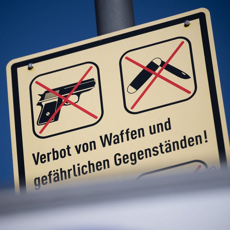 Ein Schild weist auf die Waffenverbotszone in der Innenstadt hin. (Foto: picture-alliance / Reportdienste, Sebastian Gollnow)