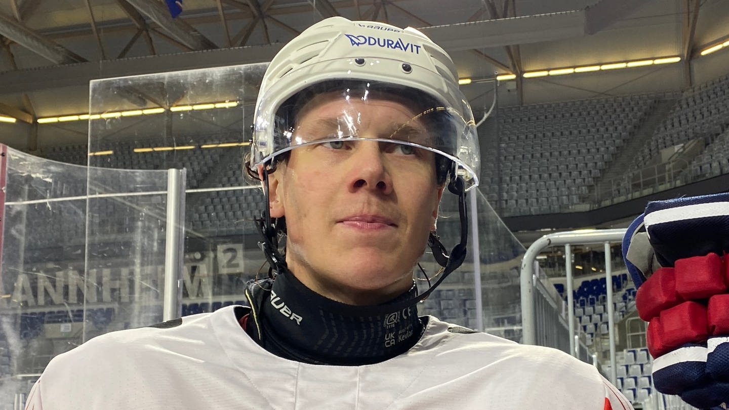 Nach Tod beim Eishockey Adler Mannheim spielen mit Halsschutz