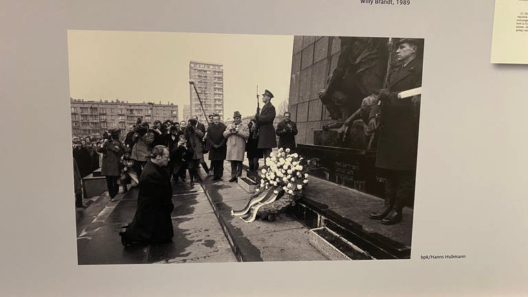 Foto von Kniefall von Willy Brandt in Warschau 1970 (Foto: SWR)