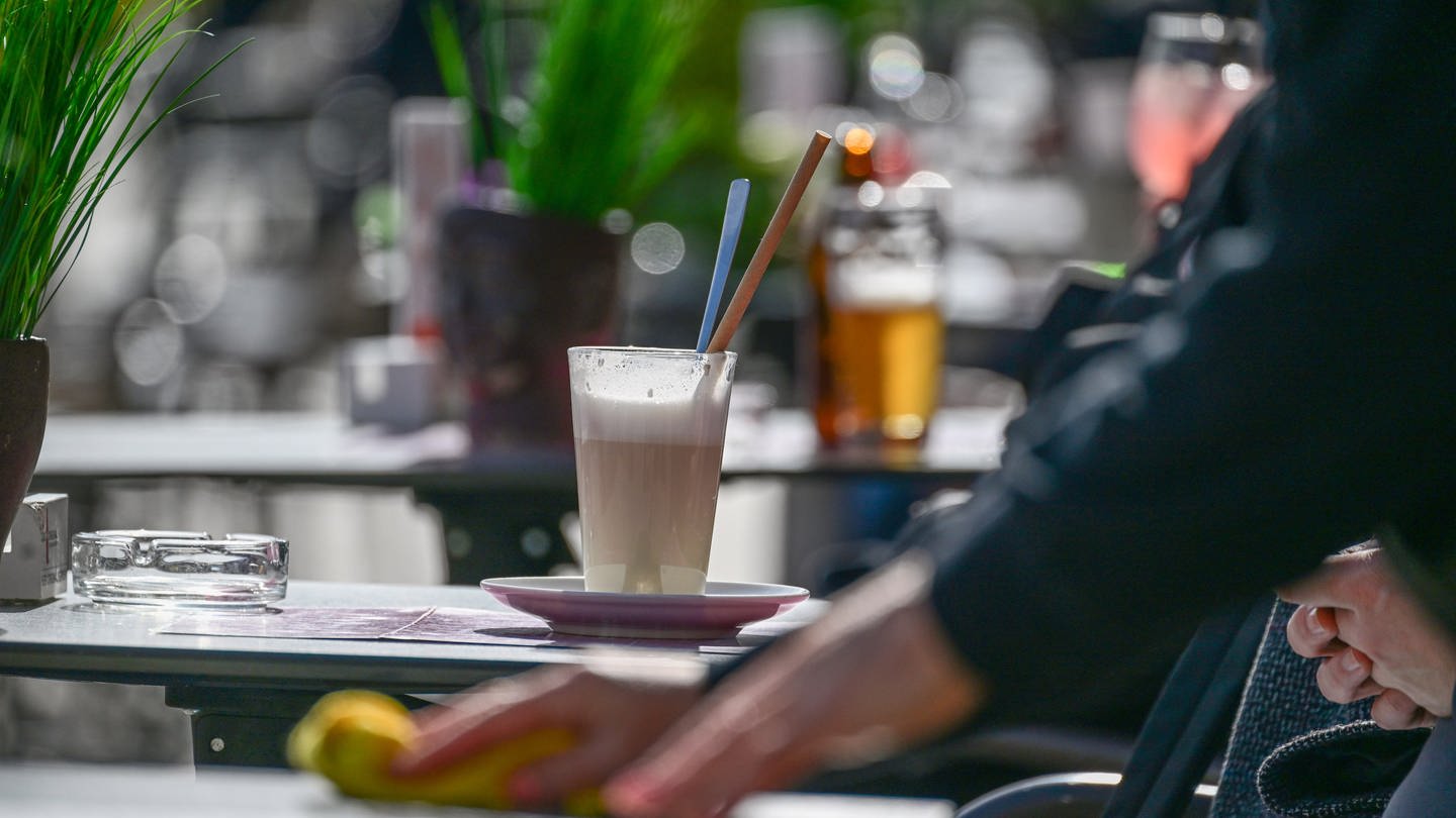 Ein Milchkaffee steht in einer Außengastronomie auf einem Tisch. Das statistische Bundesamt veröffentlich am 19.04.2023 Zahlen zum Umsatz des Gastgewerbes im Februar 2023. (Foto: dpa Bildfunk, Bernd Weißbrod)