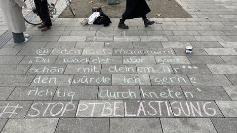 Catcalls of Mannheim, eine Aktivistinnen-Gruppe, kreidet sexuelle Belästigung auf der Straße an (Foto: SWR)