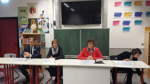 Pressekonferenz des Regierungspräsidiums Karlsruhe an Weinheimer Schule (Foto: SWR)