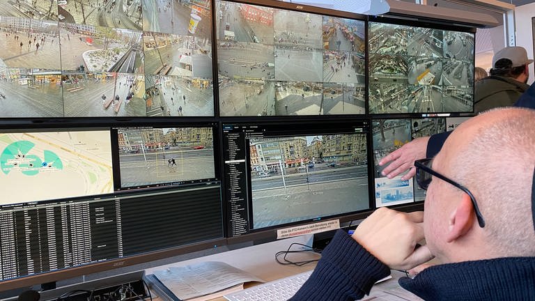 Videoüberwachung mit KI in Mannheim, Polizeibeamter vor Bildschirm (Foto: SWR)