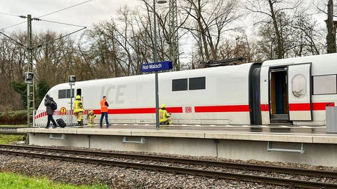Ein ICE steht am Bahnhof Malsch-Rot (Rhein-Neckar-Kreis), Feuerwehrleute stehen auf dem Bahnsteig und befinden sich im Zug. (Foto: Thomas Greulich / EinsatzReport24)