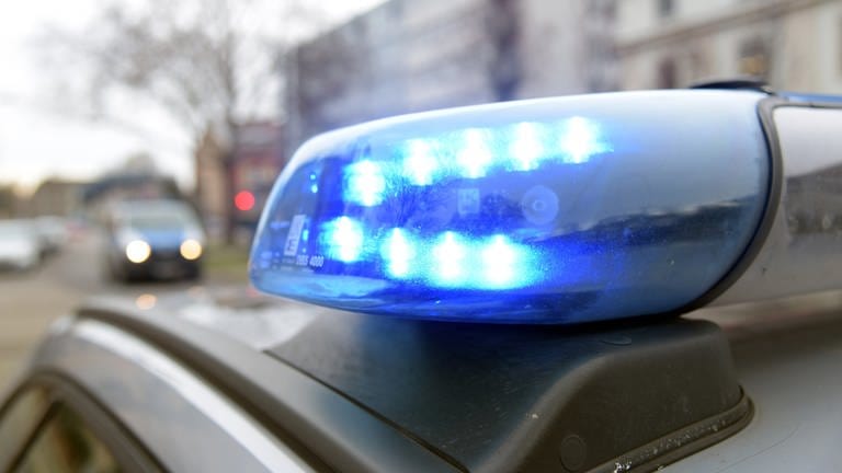 Das Blaulicht eines Polizeifahrzeugs (Foto: SWR)