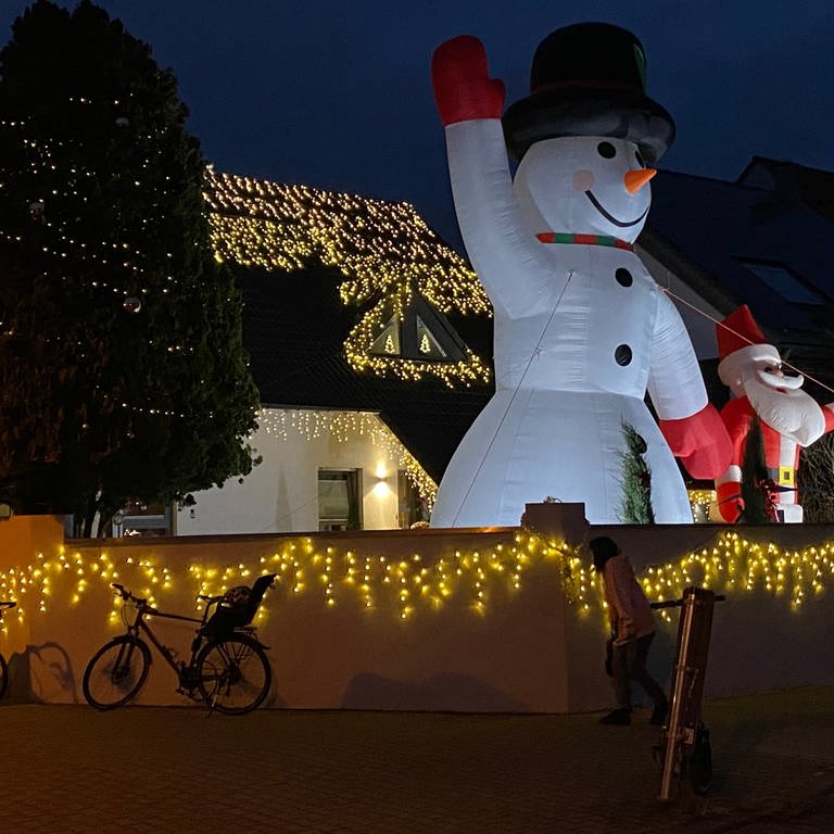 Geschmücktes Weihnachtshaus mit Lichtern und Riesenschneemann und Weihnachtsmann im Vorgarten (Foto: SWR)