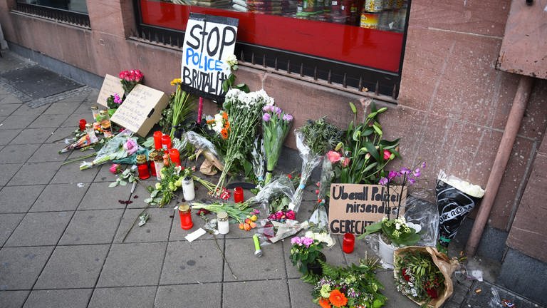 Blumen und Botschaften auf dem Gehweg am Marktplatz in Mannheim (Foto: dpa Bildfunk, picture alliance/dpa/PR-Video | René Priebe)
