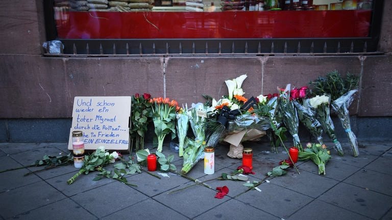 Blumen am Marktplatz in Mannheim nach dem Tod eines Mannes durch Polizeigewalt (Foto: René Priebe)