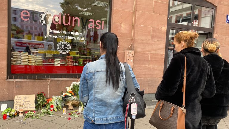 Drei Frauen am Mannheimer Marktplatz vor Blumen auf Bürgersteig (Foto: SWR)