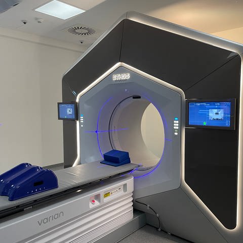 Am Uniklinikum Mannheim wurde ein neues Bestrahlungsgerät vorgestellt (Foto: SWR)