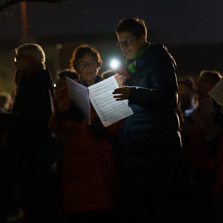 Teilnehmer der singenden Demo in Mosbach (Foto: SWR)