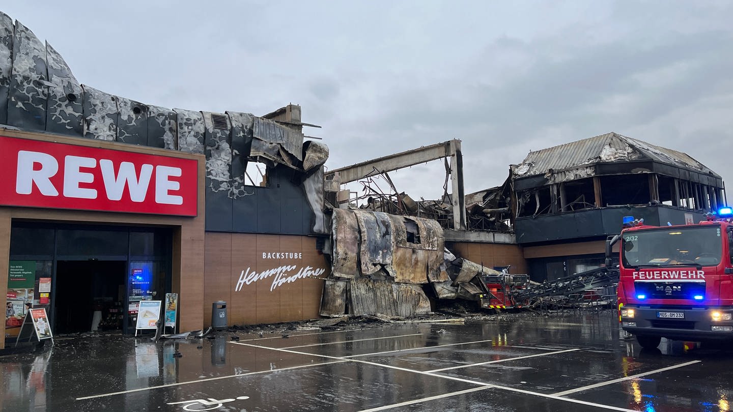 Ein Feuerwehrfahrzeug steht vor dem ausgebrannten Einkaufszentrum in Mosbach (Neckar-Odenwald-Kreis). (Foto: SWR, Friederike Kroitzsch)
