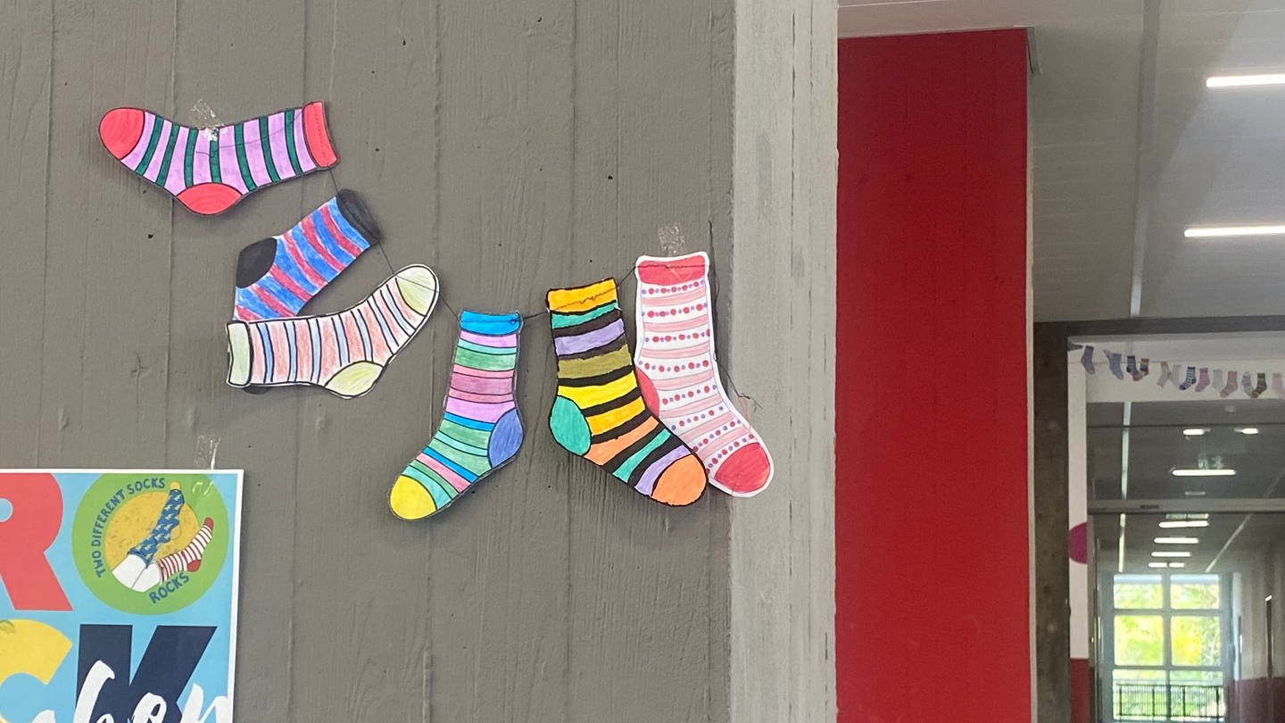 Die selbstgebastelten Socken dekorieren die Halle im Moll-Gymnasium (Foto: SWR)