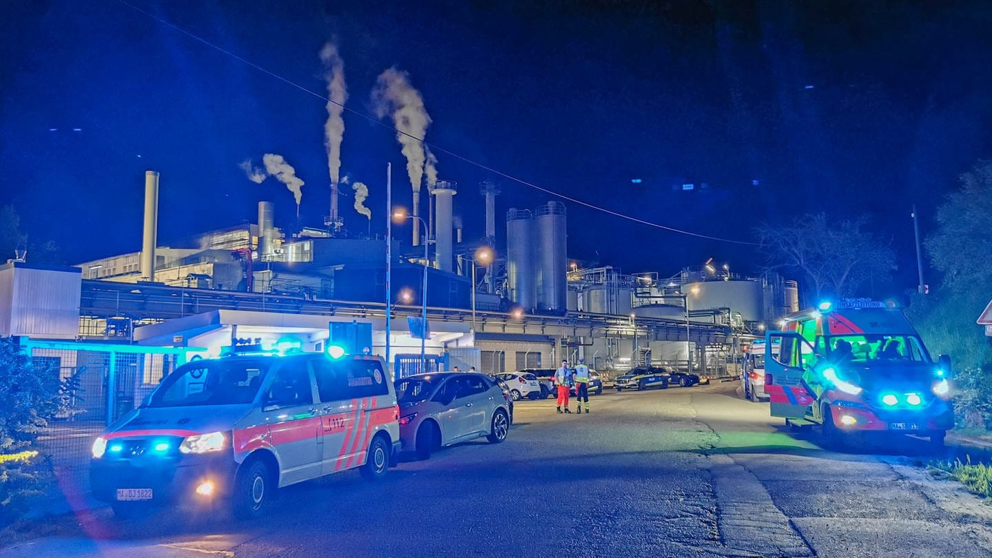 Im Hintergrund ist eine Fabrik zu sehen, im Vordergrund stehen mehrere Einsatzfahrzeuge. (Foto: Einsatz-Report24)