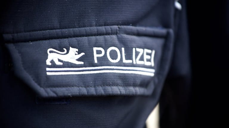 Polizeischriftzug auf einer Uniform (Foto: SWR)