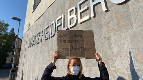 Klimaaktivisten protestieren vor dem Justizgebäude in Heidelberg.  (Foto: SWR)