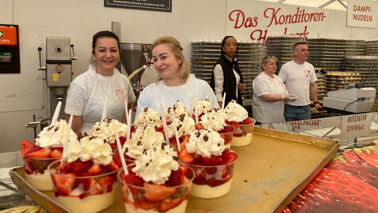 Der Maimarktbecher mit Erdbeeren ist ein Klassiker auf der Verbraucherschau. (Foto: SWR)