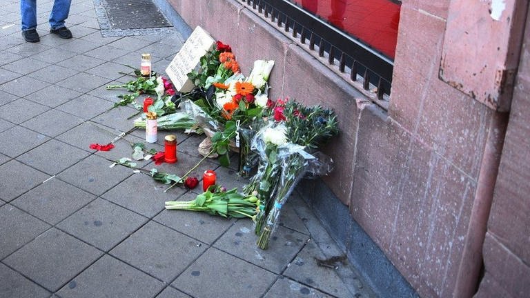 Blumen auf Bürgersteig in Mannheimer Innenstadt (Foto: dpa Bildfunk, picture alliance/dpa/PR-Video | René Priebe)