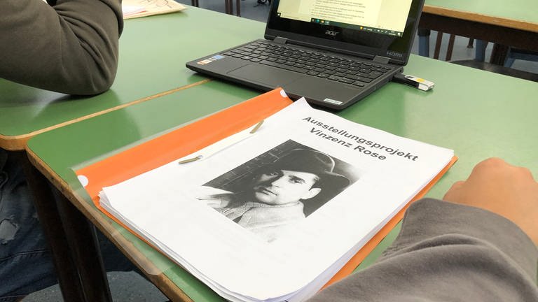 Schüler der Realschule Obrigheim erforschen die Geschichte von Vinzenz-Rose (Foto: SWR)