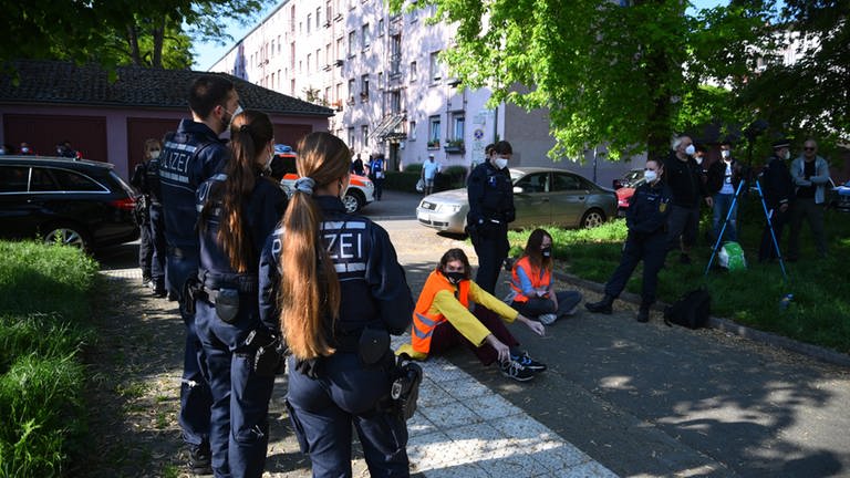 Mehrere Demonstrierende der Aktionsgruppe "Letzte Generation" haben am Montagmorgen die B37 bei Heidelberg-Bergheim blockiert. (Foto: Priebe/pr-video Marco Priebe)