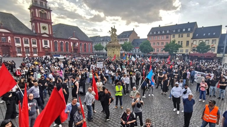 Mehrere hundert Menschen demonstrieren in Mannheim gegen Polizeigewalt.  (Foto: dpa Bildfunk, picture alliance/dpa/Einsatz-Report24 | Marvin Rieß)
