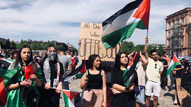 Rund 180 Menschen haben am Sonntag an einer pro-palästinensischen Demonstration in der Mannheimer Innenstadt teilgenommen.  (Foto: SWR)