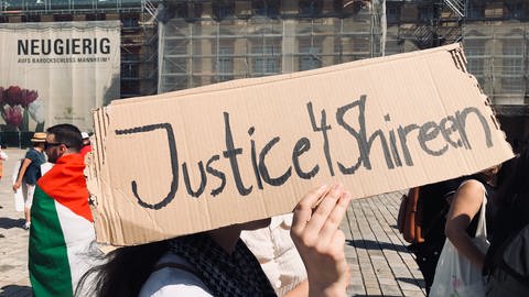 Demo "Solidarität mit Palästina": Eine Demonstratin hält ein Plakat mit der Aufschrift "Justice 4 Shireen" hoch. Shireen Abu Akleh war eine Kriegsreporterinnen im Nahen Osten, ihr gewaltsamer Tod bestürzt viele Menschen. (Foto: SWR)