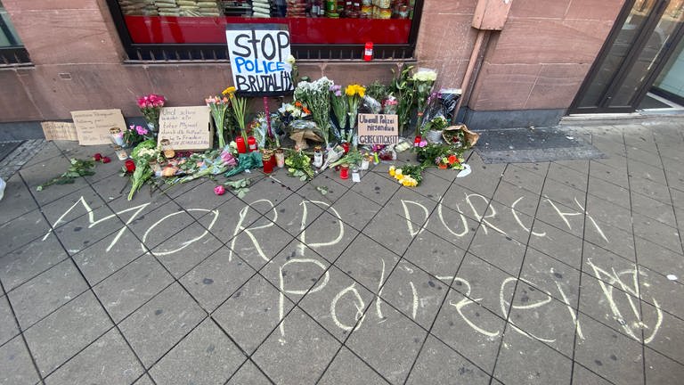 Am Ort des Geschehens steht mit Kreide geschrieben "Mord durch Polizei". (Foto: SWR)