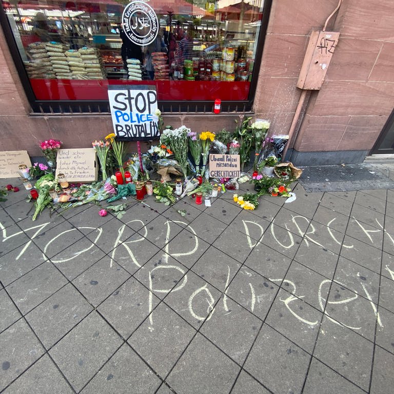 Am Ort des Geschehens steht mit Kreide geschrieben "Mord durch Polizei".