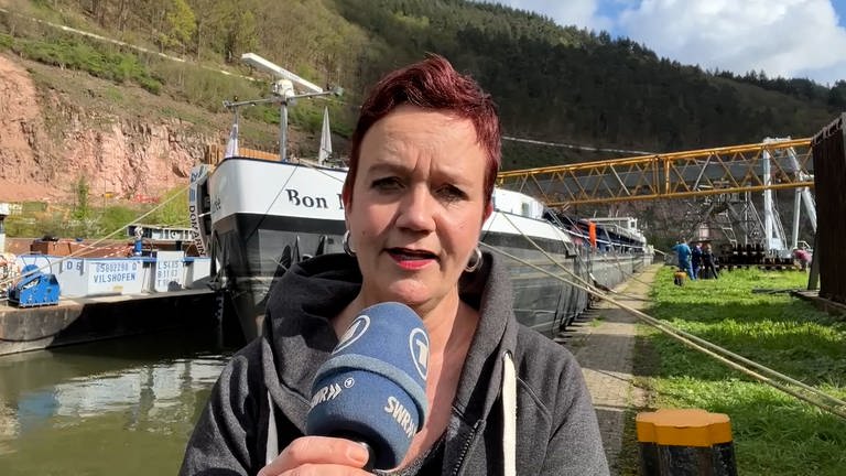 Reporterin Friederike Kroitzsch vor der Schleuse bei Hirschhorn (Foto: SWR)