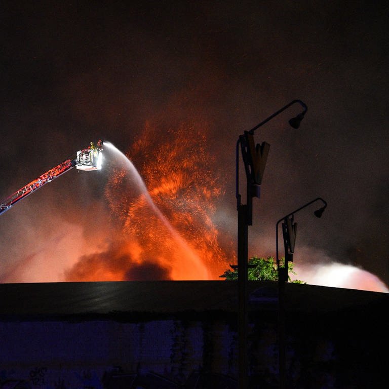 Löscharbeiten eines brennenden Schrotthaufens in Mannheim  (Foto: PR Video)
