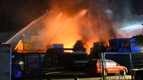 Löscharbeiten bei einem Brand auf einem Auto-Schrottplatz  (Foto: PR Video)