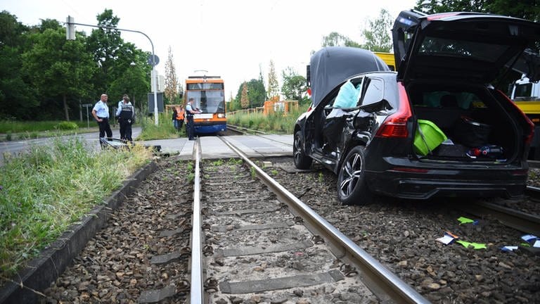 Straßenbahnunfall in Mannheim - Auto stark beschädigt (Foto: René Priebe)