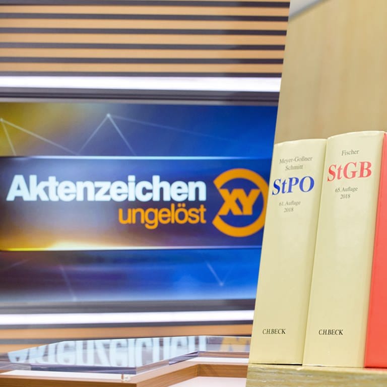 Fotocollage: Das Logo der ZDF Senderreihe Aktenzeichen XY ungelöst und der Innenansicht des Landericht Mannheim (Foto: picture-alliance / Reportdienste, Thomas R. Schumann, Uwe Ansbach, Montage: D. Brusch)