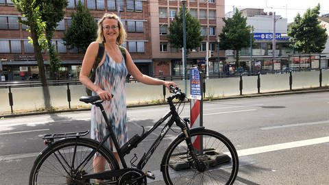 Radfahrerin ist begeistert über den PopUp Radweg am Kaiserring (Foto: SWR)