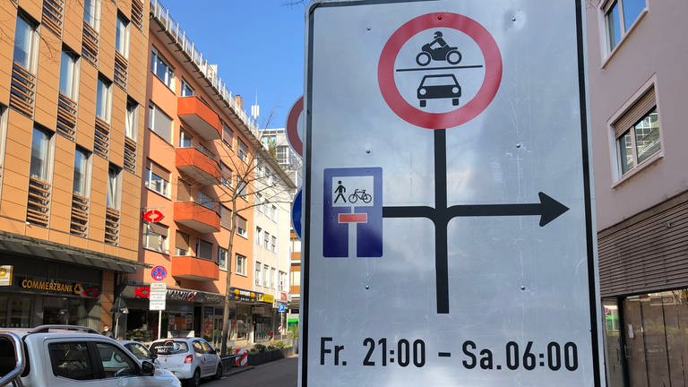 Schilder weisen auf die neue Verkehrsführung hin (Foto: SWR)