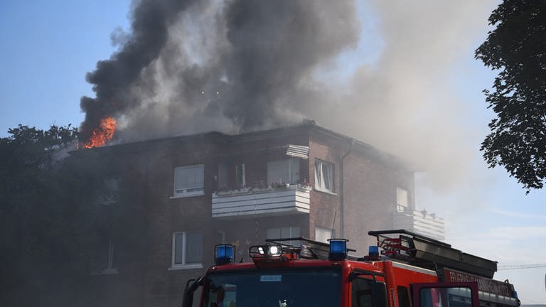 Das Feuer brach laut Polizei im Erdgeschoss des Mehrfamilenhause aus und breitete sich auf darüberliegende Wohnung weiter aus (Foto: PR Video, Priebe)