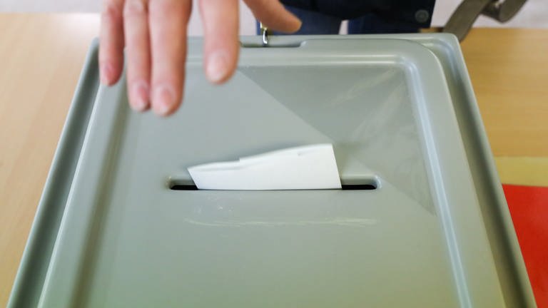Stimmzettel wird in in Wahlurne geworfen (Foto: picture-alliance / Reportdienste, picture alliance/dpa/dpa-Zentralbild | Jan Woitas)