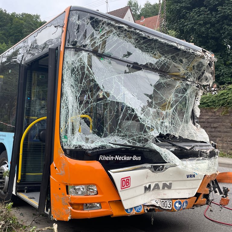 Nach der Bergung des Linienbusses: Die Windschutzscheibe ist völlig zerstört und zersplittert (Foto: SWR)