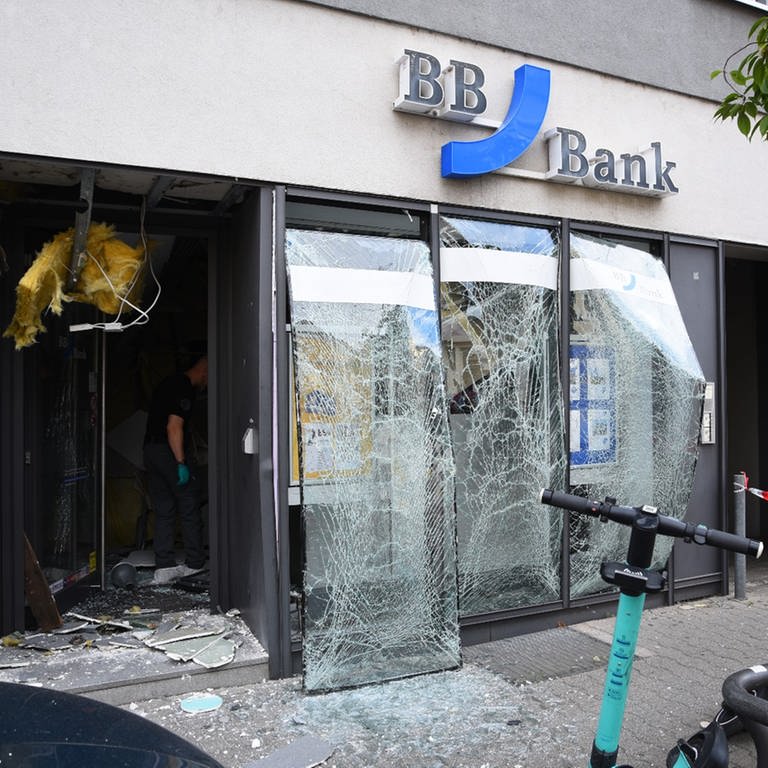 Unbekannte haben einen Geldautomaten in Mannheim-Feudenheim gesprengt.  (Foto: René Priebe / PR-Video )