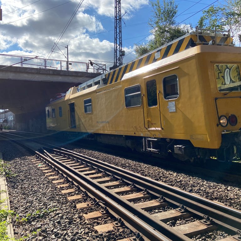 Zug der Deutschen Bahn für Netz-Instandhaltung unter Konrad-Adenauer-Brücke bei Mannheim auf Gleisen (Foto: SWR)