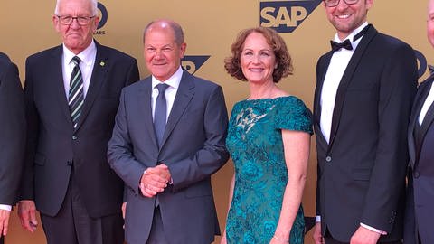 Auf der Gala zum 50-Jährigen Bestehen des Softwareriesen SAP abgelichtet: Ministerpräsident Winfried Kretschmann (Grüne), Bundeskanzler Olaf Scholz (SPD) und die SAP-Vorstandsmitglieder Julia White und Thomas Saueressig. (Foto: SWR)